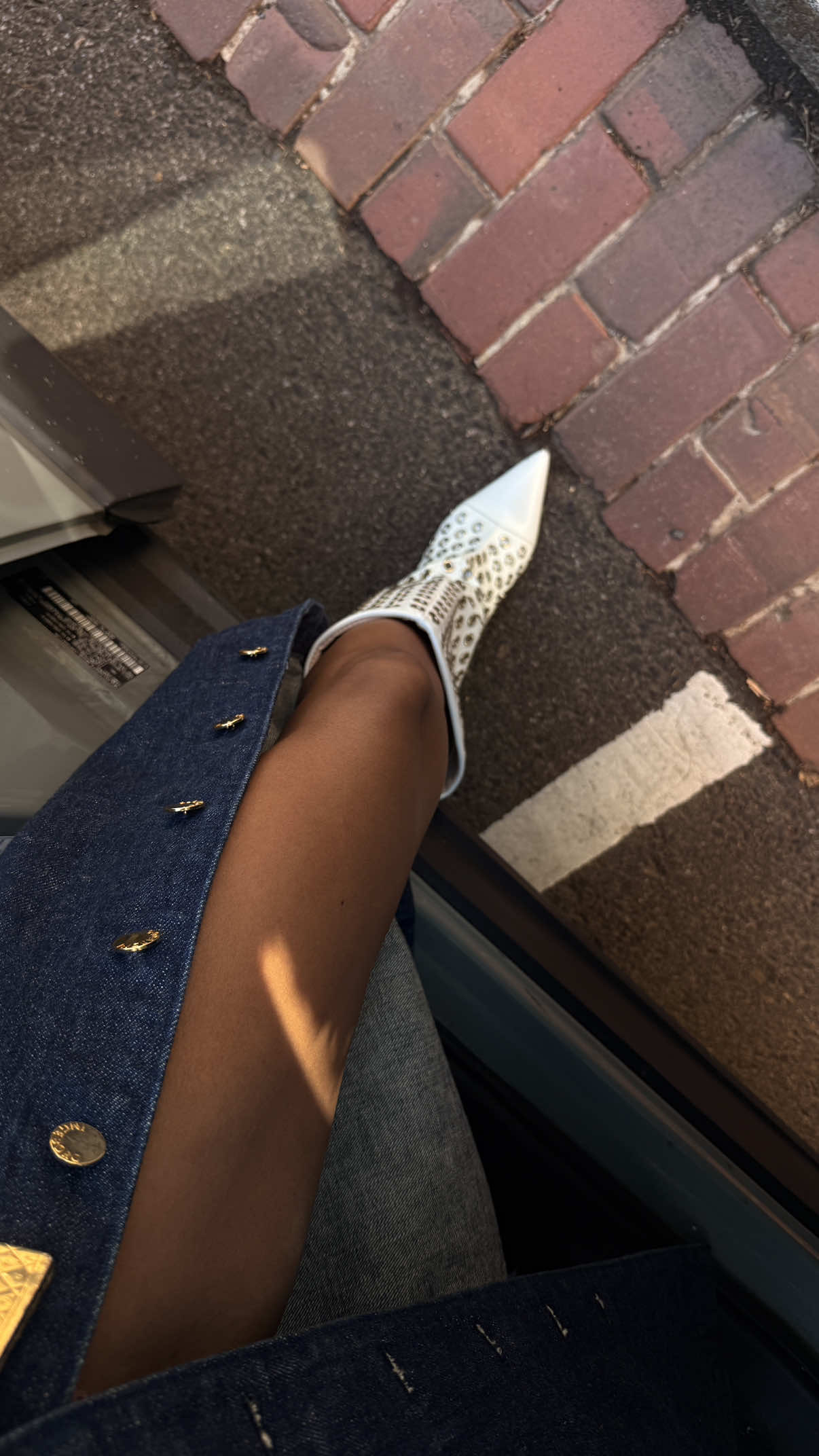 If you’re in the DMV area and looking to become a better content creator, join me on Sunday October 19 from 10:00AM- 1:00PM for my second Pose & Click Class. Beginner friendly & great for any niche. You’ll learn how to pose confidently to build your portfolio and land brand deals!  📍701 W. Broad St. Ste 404 Falls Church, VA  Ticket link in my bio #howtobeacontentcreator #modeltips #poseinspo #thingstododmv #modelingtips @The DC Influence 