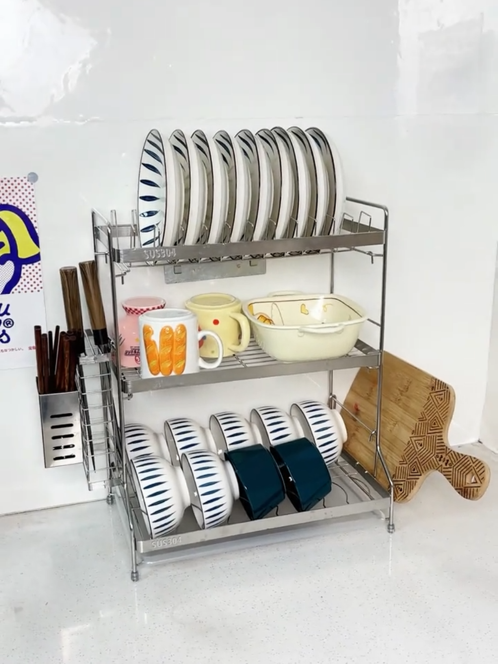 Kalau dapur sempit tapi banyak pinggan, rak pinggan berlapis ni memang penyelamat 😍 Air menitis terus, tak perlu lap-lap lagi! #rakpinggan #rakdapur #dapurminimalis #dapur 