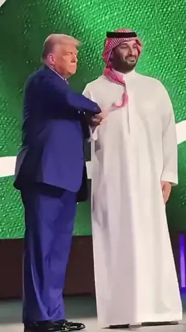 ‏في ⁧‫#قمة_شرم_الشيخ_للسلام‬⁩… ‏وقف العالم مُشيدًا بدور سمو سيدي ⁧‫#محمد_بن_سلمان‬⁩، قائد التحولات وصانع التوازنات، بعد أن أثبت أن صوت المملكة لا يُسمع فحسب بل يُصنع به القرار وجاء تأكيد فخامة ⁧‫#الرئيس_ترمب‬⁩ وقادة العالم لدوره المحوري في إنهاء حرب ⁧‫#غزة‬⁩ وترسيخ الأمن الإقليمي، ليجسد مكانة المملكة الريادية. ‏ ⁧‫#ترامب‬⁩: «أشكر ولي العهد السعودي الأمير ⁧‫‬⁩… صديق خاص قام بعمل رائع» 🇸🇦🇺🇸 ‏حتى في غيابه، يُذكَر كأنه الحاضر الوحيد… ‏فبعض القادة لا يحتاجون مقعدًا ليُسمَع صوتهم،  ‏بل يكفي أن يُذكر اسمهم ليعتدل ميزان الزعامة. ‏أما معالي الأمير ⁧‫‬⁩، فكان عنوان الحضور الدبلوماسي الرفيع… صوتًا قويًا، ورؤية واضحة، جعلت للمملكة ثقلاً لا يُضاهى على طاولة القرار الدولي ‏⁧‫‬⁩  ‏⁧‫‬⁩  ‏⁧‫‬⁩  ‏⁧‫‬⁩  ‏⁧‫‬⁩  ‏⁧‫‬⁩  ‏⁧‫‬⁩  ‏⁧‫‬⁩  ‏⁧‫‬⁩  ‏⁦‪@FaisalbinFarhan‬⁩  ‏⁦‪@Turki_alalshikh‬⁩