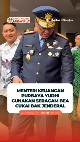 Bak Jenderal, Menteri Purbaya Yudhi Sadewa mengguunakan seragam Bea Cukai lengkap dengan atributnya. Dalam unggahan akun tiktok pribadinya, ia nampak terlihat gagah dengan berjalan diiringi dengan senyuman khas serta jempol dan lambaian menyapa awak jurnalis. 🎥: tt/purbayayudhi #radarcianjur 