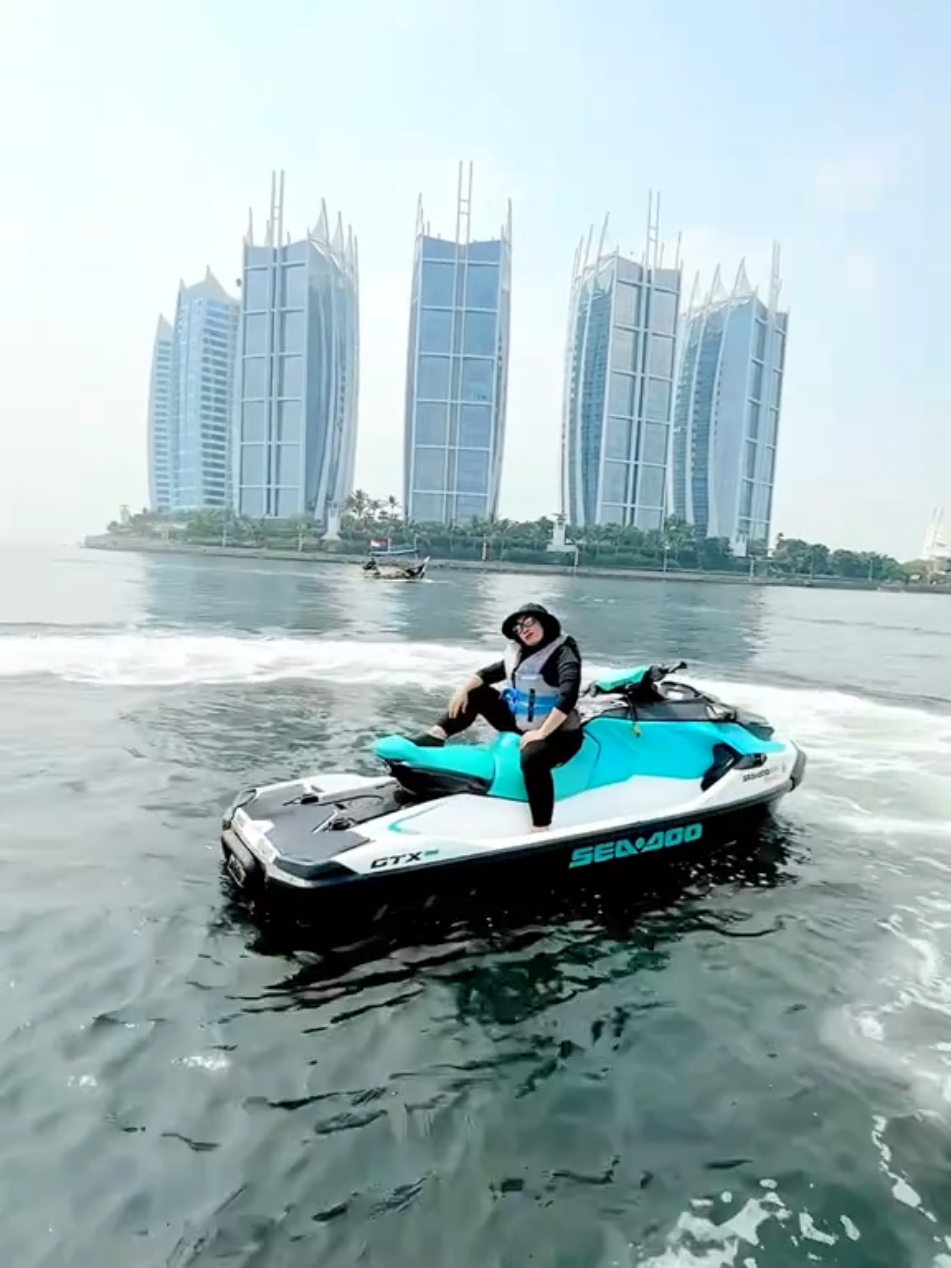 Menolak semua ajakan kecuali,. Ajak gw ke pantai untuk jetskian sambil menikmati suara ombak seperti ini ajja udah bahagia❤️ Sesekali ngebut di laut dooong seruu pake bangetttt 🌊🤩🤟 #jetski #seadoo #seadoosafarijakarta #seadoosafaribaywalk #jetskivideos 
