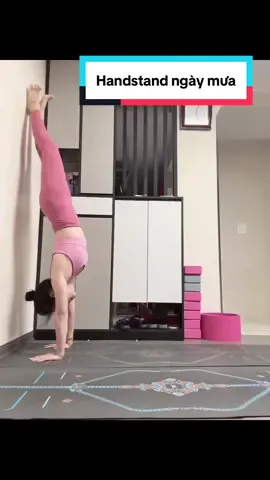 💃Vẻ đẹp của người phụ nữ tập Yoga: Đến từ sự cân bằng và nội lực bên trong Dáng đứng handstand đẹp nhất là khi bạn đứng vững trên đôi tay chính mình. 💪Sức mạnh ẩn chứa trong mỗi tư thế Yoga Đằng sau một tư thế đẹp là cả một quá trình rèn luyện sự kiên nhẫn. Và đằng sau một thân hình mềm mại lại là một ý chí vững vàng. Yoga không chỉ là sự dẻo dai; đó còn là sự tỉnh thức trong từng hơi thở, từng chuyển động, từng khoảnh khắc giữ thăng bằng với chính mình.  🌵Bắt đầu hành trình Yoga của bạn ngay hôm nay Bạn không cần phải uốn cong cơ thể như một vũ công để bắt đầu. Chỉ cần hôm nay bạn dành 10 phút trải thảm, hít thở chậm rãi, bạn đã bước những bước đầu tiên trên hành trình tìm kiếm sự an nhiên cho chính mình. 👉Hãy bắt đầu từ chính nơi bạn đang đứng. Và rồi bạn sẽ thấy rằng mình mạnh mẽ hơn bạn vẫn tưởng đấy.#ilovetiktok #yogadaily #yoga #handstand #xh 