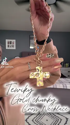 Absolutely gorgeous necklace! #chunkycrossnecklace #crossnecklace @tewiky.global 