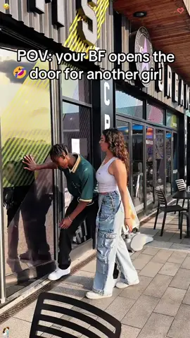 When your boyfriend opens the door for another girl. 🥰😋🤓 #scareprank #scarecam #pranks #funny #fyp 