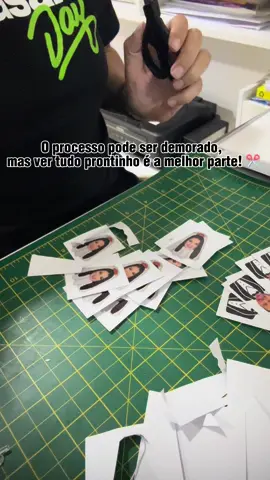 Personalizados que transformam a despedida de solteira em um momento inesquecível 💖 Tags com o rosto do casal pra deixar cada detalhe cheio de amor e identidade 💍✨ #personalizaca  #tagsdedoce #despedidadesolteira #casal #decoracao  @Dani Duarte Studio Criativo 