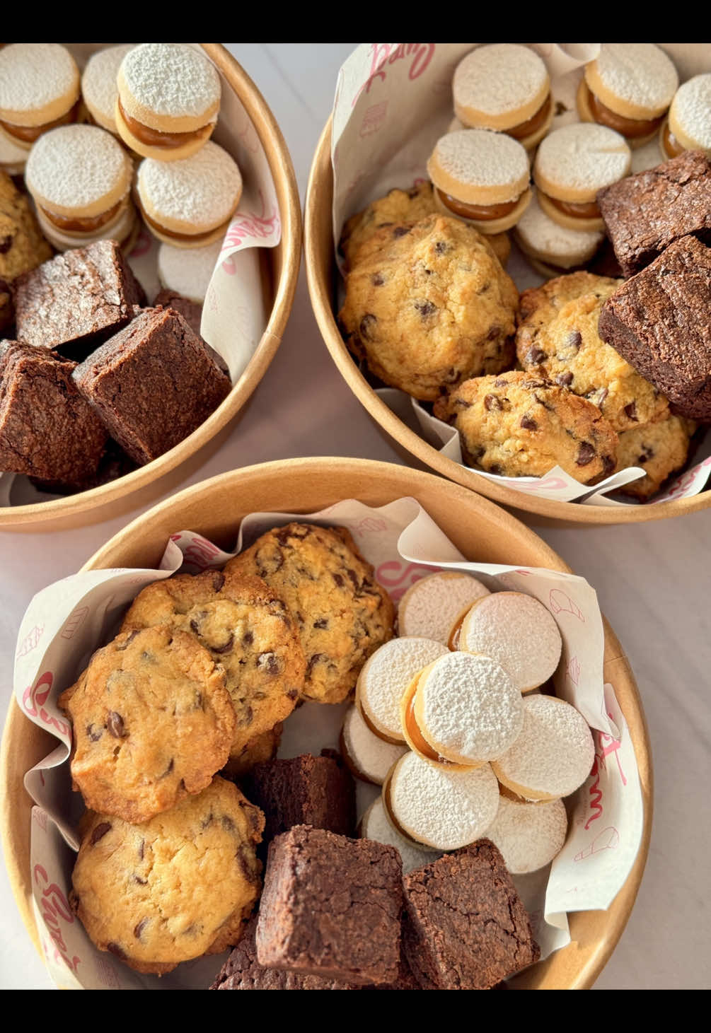 Porque un poquito de dulzura alegra cualquier día 🍫🍪 Amor en cada bocado — brownies, cookies y alfajores recién hechos 💕 Endulza tu momento con Sweet Mom 🌸” Pídelo al WhatsApp 🍫 924s78h9213