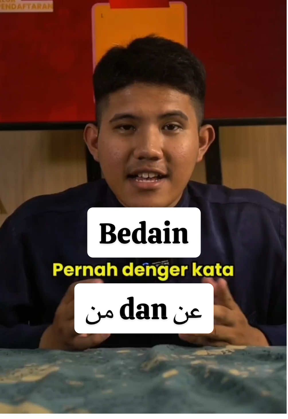 Sama-sama artinya ‘dari’… tapi ternyata beda fungsi loh! 😮 Kalau kamu ngira dua-duanya bisa ditukar, siap-siap salah makna 😅 Coba perhatiin: 📍 من (min)  = menunjukkan asal atau tempat keluar sesuatu. Contoh: خرجتُ من البيت (Aku keluar dari rumah). 📍 عن (’an)  = dipakai kalau maknanya “berpindah dari sesuatu” atau “menjauh dari hal tertentu”. Contoh: رجع عن خطئه (Dia kembali dari kesalahannya). Kelihatannya kecil, tapi beda satu huruf bisa ubah makna kalimat, lohh! 😎 Kalau kamu pengen ngerti Bahasa Arab sampai ke rasa maknanya, nggak cuma hafalan tapi bisa ngomong dan ngebedain konteks, yuk gabung ke grup WhatsApp Fasaha Center! 💬 📲 Ada materi ringan tiap minggu, mini quiz, dan tips belajar Bahasa Arab buat kamu yang pengen lanjut kuliah ke Timur Tengah! ➡️ Link grupnya ada di bio ya 👌 #FasahaCenter #BelajarBahasaArab #PahamBahasaArab #SantriMuda #RemajaHijrah          