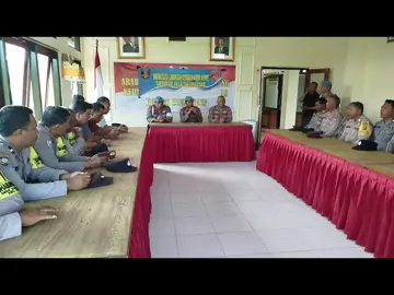 D I lanjutkan dengan Polsek Klungkung melaksanakan kegiatan sosialisasi larangan bergaya hidup hedonis kepada seluruh personel, bertempat di Aula Polsek Klungkung. Kegiatan ini bertujuan untuk mengingatkan anggota Polri agar senantiasa menjaga integritas, hidup sederhana, serta menjadi teladan bagi masyarakat, sesuai dengan nilai-nilai Tribrata dan Catur Prasetya dalam pelaksanaan tugas sehari-hari. Polsek Klungkung gelar sosialisasi larangan gaya hidup hedon bagi personel sebagai wujud komitmen menjaga integritas dan citra Polri yang sederhana serta beretika. #PolsekKlungkung #PolresKlungkung #PolriPresisi #AntiHedon #DisiplinPolri