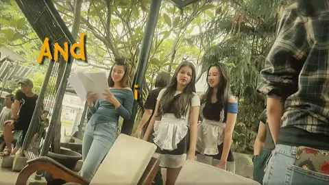 klau klian udah bubar, aku jujur belum siap. rasanya bakal sepi banget… ga ada lagi film favorit kita, ga ada lagi tawa tiap hari yang selalu jadi pelarian setelah capek, ga ada lagi momen rame-rame nunggu trailer di akun SCTV sambil bercanda di kolom komentar. aneh ya, sesuatu yang dulu cuma tontonan, tiba-tiba jadi bagian dari keseharian. dan sekarang, kalau semua itu harus berakhir… aku cuma bisa bilang makasih, karena pernah bikin kita merasa “punya” sesuatu yang indah bareng-bareng . LOVE UUU KLIAN SMUAA🥹🫶🏻💕#asmaragenz #agz #sctv #sinemart 