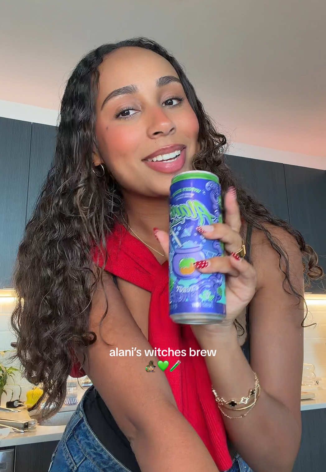let’s try alani’s witches brew for the first time🧙🏼‍♀️💚 #alani #alaniwitchesbrew #witchesbrew #witchesbrewalani @Alani Nutrition 