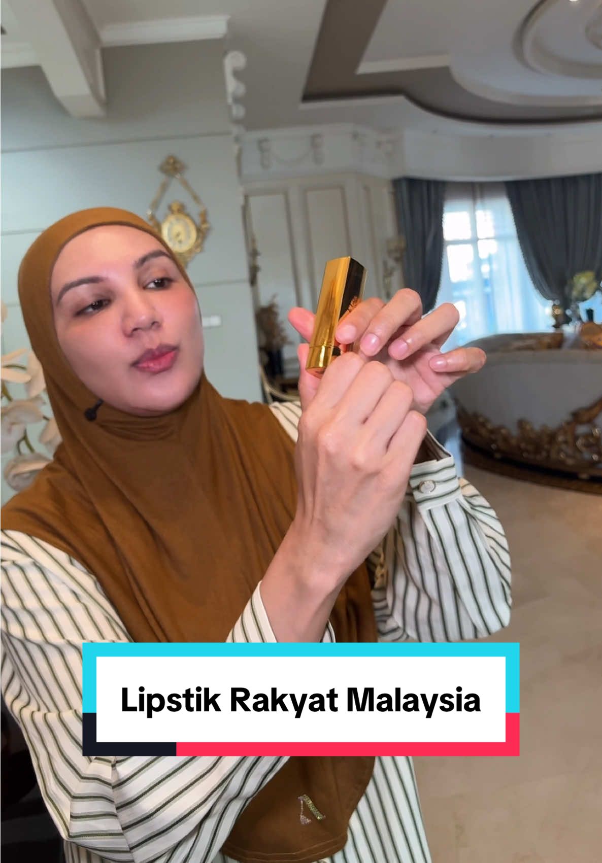Semua dah tahu semua sah kenal lipstik collagen mama ni. Dah 18 tahun di pasaran tau. Mana yang belum cuba wajib cuba. Baca review yang dah pakai. Lihat apa kata mereka. Nak tahu best ke tak cepat tekan bag kuning