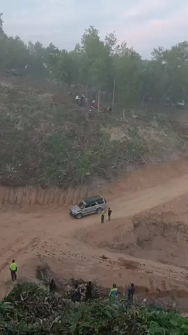 အရှုံးမပေးသူနောက်တစ်ယောက်😁🚙🚙🚙 #offroad4x4 #လမ်းကြမ်းကြိုက်သူများ #japan #ဒီတစ်ပုဒ်တော့fypပေါ်ရောက်ချင်တယ် #creatorsearchinsights 