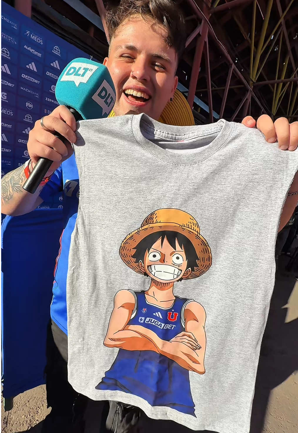 AHORA SON NAKAMAS🥵❤️ Después de tanta espera, nuestro @Diegoat🦉 cumplió la misión de la camiseta para Altamirano. Solo esperemos que noa mufa y desbloquee su prime🤘🏻. ⁉️Y si la usa en Sudamericana?👀 #bulla #udechile #udechileoficial #azules #bullangueros 