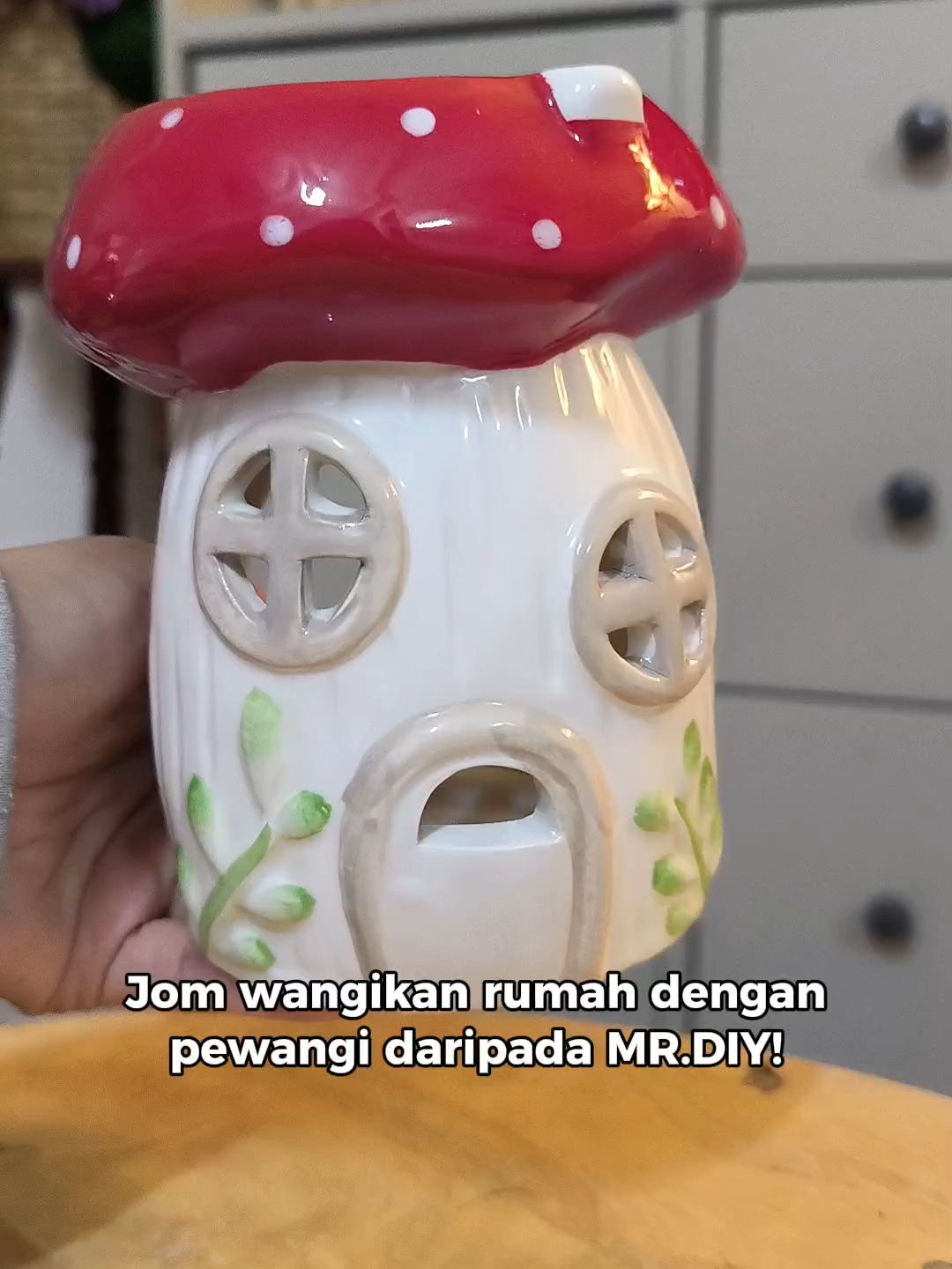 Haruman semula jadi yang bukan sekadar wangi, tapi juga menenangkan setiap sudut rumah anda🌸 8803650 Ceramic Oil Burner (Mushroom) - RM16.90 8803742 Essential Oil (20ml) - RM4.90 *Price may vary in East Malaysia. #MRDIY #AlwaysLowPrices #CandleHolderandFragranceSeries
