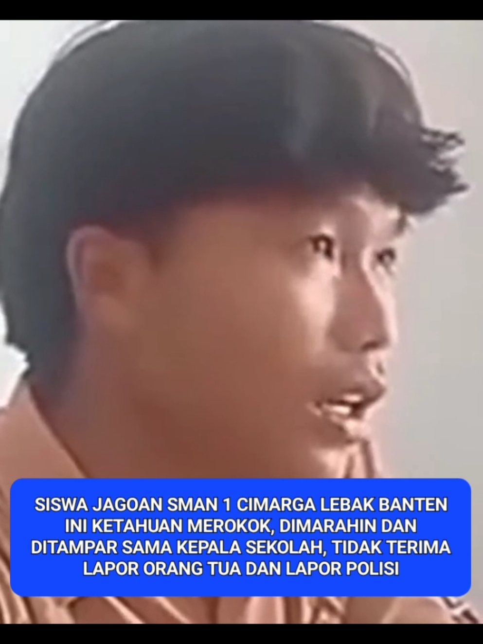 Siswa Jagoan SMAN 1 Cimarga, Lebak, Banten, ini ketahuan merokok, dimarahin dan ditampar sama Kepala Sekolah, tidak terima, lapor Orang Tua, tidak terima juga anaknya di Tampar, sekarang lapor Polisi. Dek ... dek kalo mental belum siap, masih cengeng jangan bandel, jangan tengil, nanti dimarahin nangis, ngadu ke mama, sekolah yang baik, belajar yang rajin, sebelum bobo cuci kaki dan berbakti kepada orang tua. Manurut kalian yang salah gurunya apa orang tuanya? silahkan komen. #Anaksma #sman1cimarga #lebakbanten #anakmama #viral 