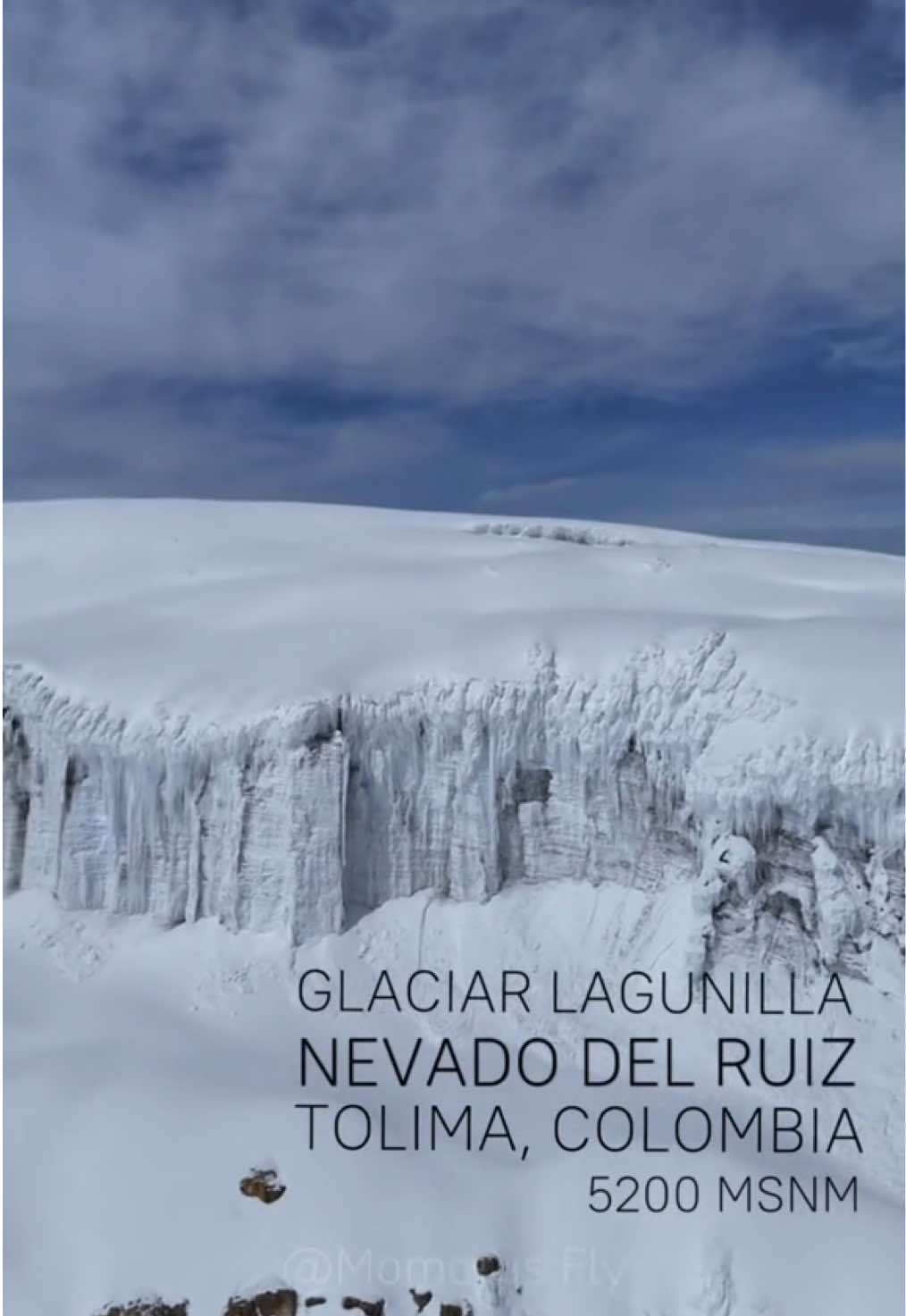 Los casquetes glaciares y las nieves perpetuas del majestuoso Nevado del Ruiz. Una belleza natural de los  andes colombianos que está desapareciendo de manera inminente.  📍 En 1985, el volcán tenía un área aproximada 25 km² de glaciar según estudios glaciológicos. 🌋 La erupción de ese año eliminó un 16 % del área causando la tragedia de Armero. 🧊 Hoy solo quedan 7,17 km² de glaciar según el IDEAM. 🌡️ Más del 70 % se ha perdido por el cambio climático y la actividad volcánica en tan solo MEDIO SIGLO. 🔔 Lo que hoy vemos en este registro aéreo podría ser solo un recuerdo en unas décadas. #nevadodelruiz #nature #glaciar #colombia #fy 