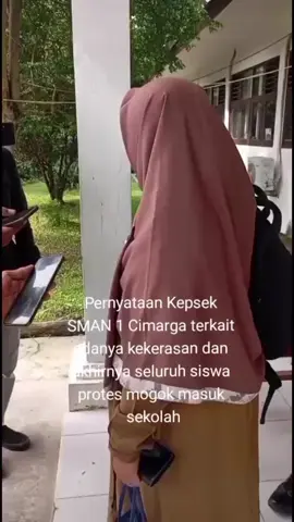 Kepala Sekolah SMAN 1 Cimarga, Dini Fitria, akhirnya angkat bicara terkait dugaan kekerasan terhadap siswa yang membuat ratusan pelajar di sekolah tersebut melakukan aksi mogok belajar. Dalam keterangannya, Dini Fitria membenarkan bahwa telah terjadi insiden antara dirinya dengan salah satu siswa. Namun, ia menegaskan bahwa tindakan tersebut bersifat spontan dan tidak dilakukan dengan niat untuk menyakiti. “Saya akui memang ada kejadian itu, tapi bukan kekerasan seperti yang diberitakan. Itu spontan, tidak ada niat memukul keras,” ujar Dini dalam pernyataannya. Aksi mogok belajar dilakukan oleh sekitar 630 siswa dari total 19 kelas di sekolah tersebut sebagai bentuk protes terhadap dugaan tindakan kekerasan tersebut. Para siswa menuntut klarifikasi resmi dari pihak sekolah serta meminta agar lingkungan belajar di SMAN 1 Cimarga tetap aman dan nyaman bagi seluruh pelajar. Pihak sekolah menyampaikan bahwa mereka terbuka terhadap proses klarifikasi dan penyelesaian masalah secara baik, dengan melibatkan dinas pendidikan setempat dan pihak terkait lainnya. Dini juga berharap seluruh siswa dapat kembali mengikuti kegiatan belajar mengajar seperti biasa, sembari menunggu hasil penyelidikan lebih lanjut dari pihak berwenang. #BreakingNews #beritaviral #beritatiktok #fyp #yudidalombokreborn 