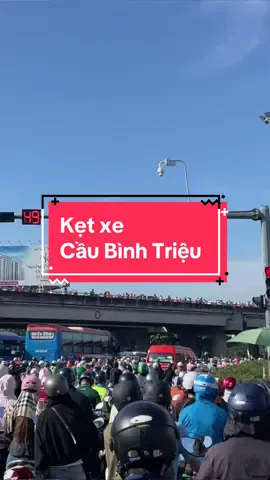 Kẹt xe kiểu này đầu lạnh cũng thành nóng ahihi! 🛵 #ketxe #quoclo13 