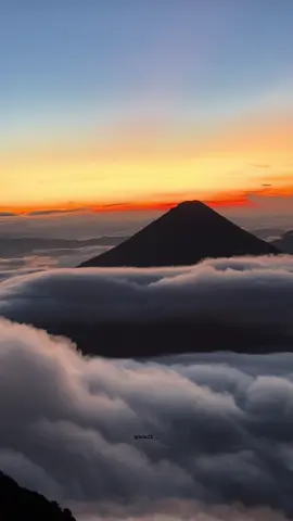 Los cielos cuentan la gloria de Dios 🤍 #sunrise #volcanacatenango #God #hike #guatemala 