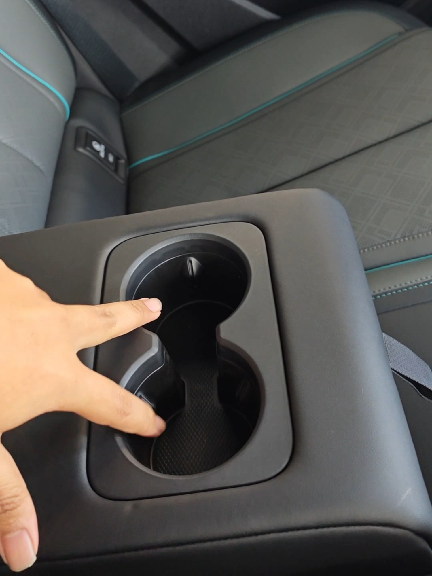 BYD Seal 6 EV. Luar Sempit tetapi dalam sangat luas. Jom datang ke BYD Millennium Showroom sekarang untuk tempah test drive sekarang. Jangan Lupa Like Follow dan Share. #bydmillenniummotors #bydsealion7 #bydatto3 #bydatto2 #bydm6 #bydchargingtips #bydmalaysia #byd #fyp #bydseal