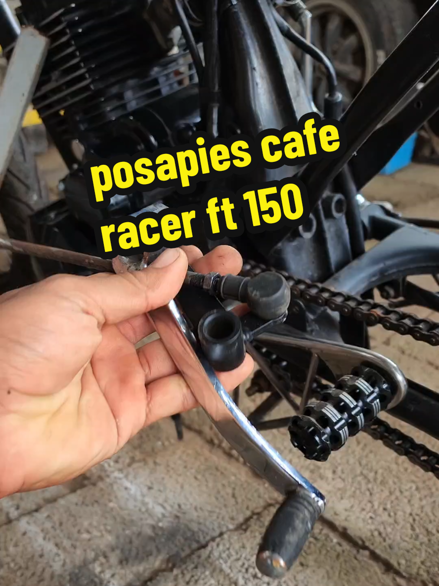 instalando posapiés cafe Racer en una ft150 retraídos #ft150 #motos #caferacer #custom #biker 