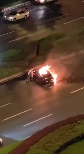 În China, un șofer a ars de viu într-o mașină electrică Xiaomi — ușile au fost blocate de sistemul „inteligent”. Automobilul electric SU7 a luat foc după un accident. Oamenii au încercat să scoată bărbatul, dar fără succes. După întreruperea alimentării cu energie, ușile nu au mai putut fi deschise. Utilizatorii critică acum în masă sistemul de blocare a ușilor de la SU7 — modelul de top pe care Xiaomi își pusese mari speranțe la intrarea în industria auto. După tragedie, acțiunile companiei s-au prăbușit cu aproape 9%, relatează Bloomberg.