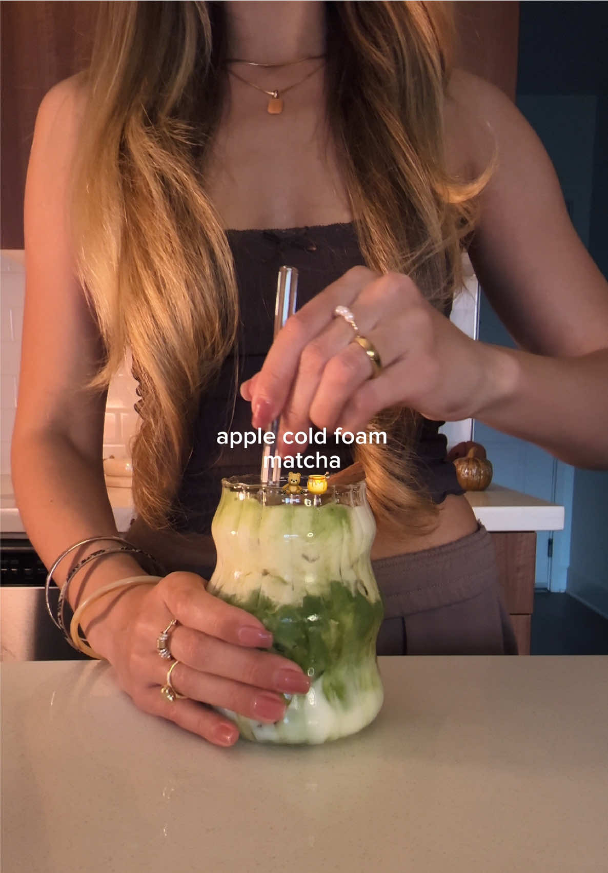 apple cold foam matcha 🍎🍂 new week new matcha recipe 🍵 for apple cold foam: 2 tbsp apple purée 1 tbsp honey a pinch of pumpkin spice a pinch of salt 3 tbsp heavy cream base: 1 tsp matcha 1 cup milk   #matcharecipe #fall #autumn #pumpkinspice #matchalatte 