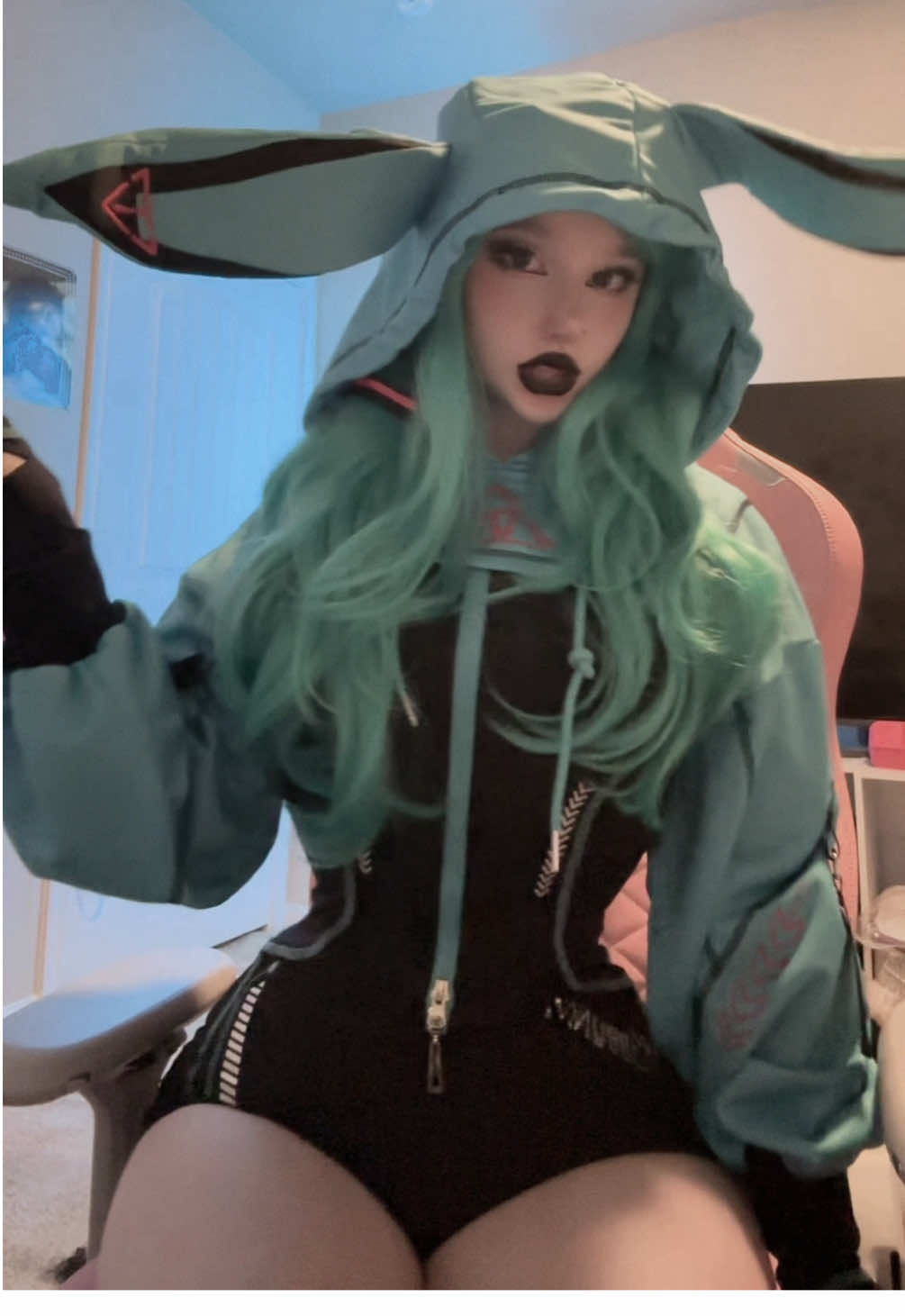 Yup I’m obsessed with this cos from @mobbunny #cosplaygirl #miku #gothgirl #cosplay #hatsunemiku 