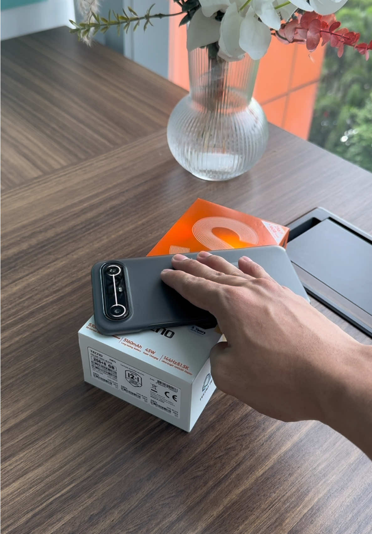 Unboxing of TECNO SLIM! The world’s slimmest curved phone and world’s first moodlight design is finally here! Available na po in all tecno authorized stores nationwide! #tecnophilippines #tecnosparkslim #tecnoslim #parenggtek 