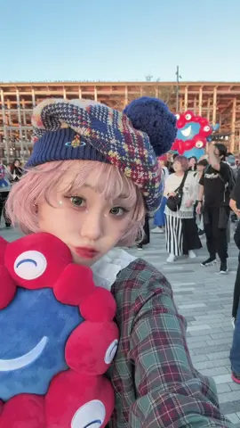 大阪万博にご招待頂いて最終日行ってきた❤️⁡💙 初万博✨ ミャクミャク様に会えて嬉しかった‼️ ミャクミャクイメージメイクしたの🎶 #万博 #大阪 #ミャクミャク