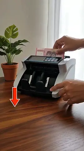 Ngitung uang hasil jualan tapi hasilnya beda terus? 😫  Tangan pegel, fokus hilang, malah makin pusing!  Sekarang aku nggak khawatir lagi karena pakai Deli Money Counter CT990 💸  Ngitung 130 lembar per menit, super cepat dan akurat, plus deteksi uang palsu otomatis!  Desainnya elegan, compact, dan cocok buat semua jenis usaha 🔥  ✨ Lagi PROMO BESAR! Buruan cek keranjang pojok kiri bawah — bisa COD juga! 🚀  #DeliMoneyCounter #MesinPenghitungUang #PromoBesar #UsahaMakinMudah #CODSekarang
