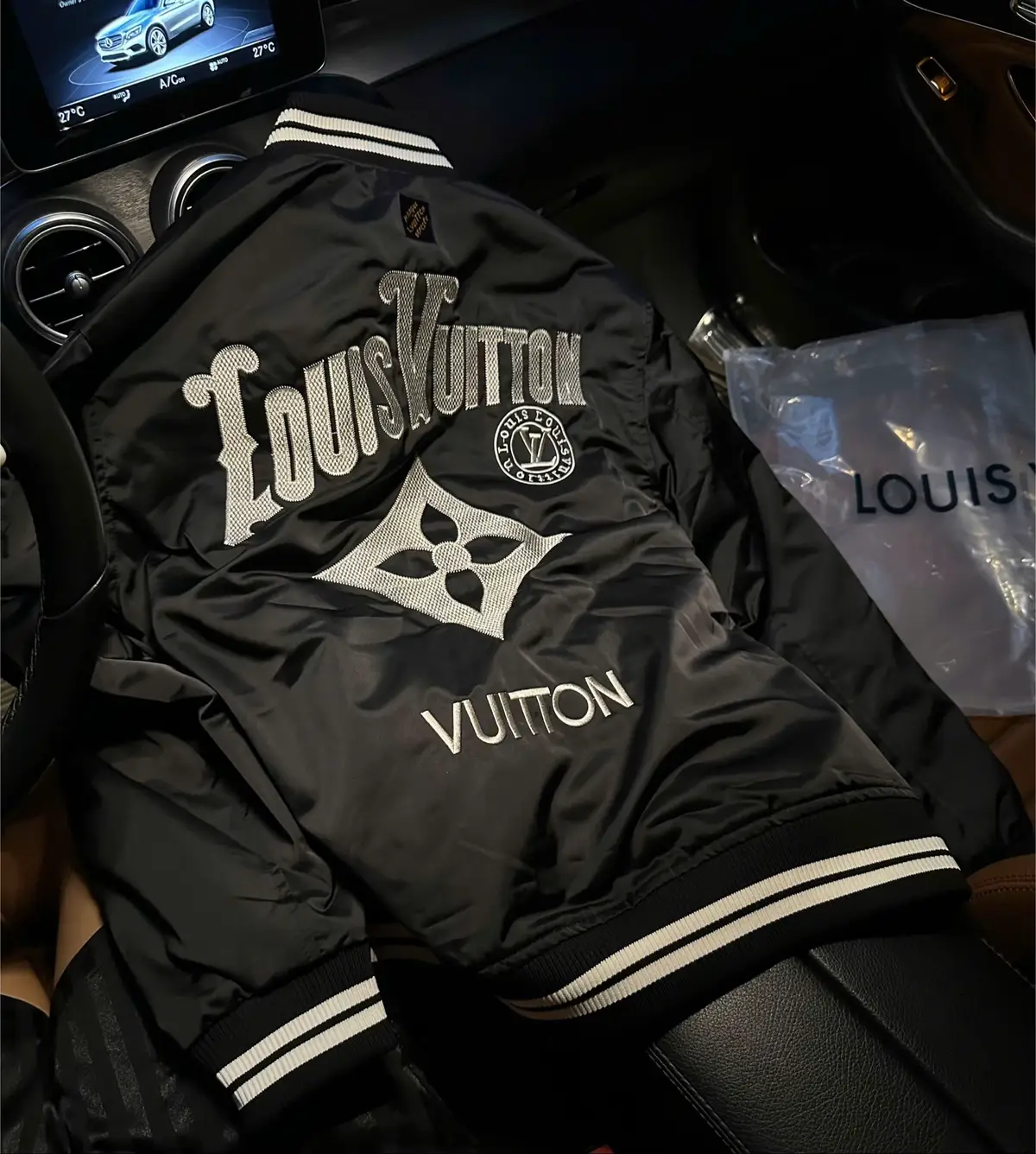 SIÊU PHẨM CỦA SIÊU PHẨM 🔥 Bomber LOUIS VUITTON nổ máy phục vụ AE đợt gió mùa đầu tiên của năm 2025 đây ae ơiii Chất gió nhẹ , trần trám 3 lớp siêu đẹp , hàng QC xịn sò , đường kim mũi chỉ đẹp hết nấc , tag mác , khoá zipp , bo viền đều là bản cao cấp , ae nhìn ảnh cảm nhận hàng hộ em nha#bomberlv#xuanmanhstore#thoitrangquangchau#thoitrangnam  