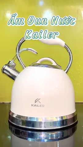 ẤM ĐUN BẾP TỪ KAILER 3.5L KL-266 ✅Dung tích lớn tới 3.5L đảm bảo nhu cầu sử dụng nước để phà trà, cà phê, mì tôm,… nhanh chóng và tiện lợi ✅Ấm nước Kailer KL-266 có kiểu dáng hiện đại, vỏ ngoài được sơn phủ một lớp sứ tạo màu trắng be phù hợp với nhiều không gian bếp ✅Quai ấm được làm bằng nhựa Bakelit - loại nhựa chịu được nhiệt cực cao, chống nóng cực tốt  ✅Đáy 3 lớp giúp tối ưu hóa hiệu suất đun nấu và bảo ôn nhiệt hiệu quả. - Vỏ ngoài là Inox 430 để bắt từ, thích hợp với mọi loại bếp từ kể cả những bếp kén nồi chảo - Lớp giữa là nhôm để dẫn và giữ nhiệt - Lớp trong là Inox 304, đây là loại inox cao cấp, chống ăn mòn và chịu nhiệt tốt, cho bề mặt sang bóng, không bị gỉ set khi sử dụng. Vệ sinh, lau chùi cũng rất dễ dàng. ✅Ấm có còi báo khi đun sôi, giúp nhận biết kịp thời, tránh gây trào nước, chập cháy bếp. ✅Thiết kế tay cầm thông minh, bóp để mở nắp tránh bị phỏng do tiếp xúc nước nóng ✅Nghiên cứu, thiết kế và sản xuất với công nghệ tiên tiến của Đức nên nhanh chóng đun sôi nước trong thời gian ngắn, giúp tiết kiệm thời gian và mang lại sự tiện lợi cho người sử dụng. ❌❌ Thông số sản phẩm: ✔Model: KL-266 ✔Dung tích: 3.5L ✔Trọng lượng: 1.2kg cả vỏ ✔Dùng được cho mọi loại bếp: Bếp ga, bếp từ, bếp hồng ngoại ✔Kích thước hộp: 20.5 x 20.5 x 24.5 (cm) ✔Bảo hành 12 tháng