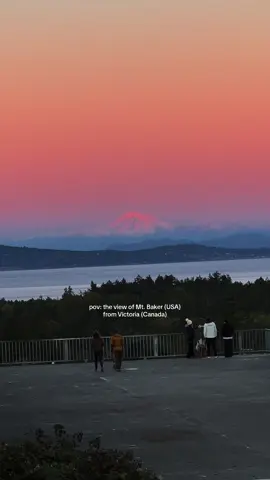 the perfect view of Mt. Baker🏔️✨ #victoriabc #mtbaker #mountains #vancouverisland #sunset @Destination Greater Victoria @Tourism Vancouver Island 