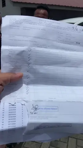 “Datang Bayar Angsuran, Pulang Tanpa Mobil! Dugaan Penipuan Terencana oleh Oknum ACC Medan” Subulussalam – Medan, 13 Oktober 2025 Telah terjadi dugaan tindakan penipuan dan pengambilan kendaraan secara paksa yang dilakukan oleh oknum pegawai serta diduga melibatkan manajemen PT ACC Leasing Medan terhadap warga atas nama Marhamah, pemilik kendaraan roda empat dengan nomor polisi BL 1775 IB. Dugaan penipuan ini melibatkan pemberian informasi yang menyesatkan, manipulasi dokumen, serta tindakan pengambilan unit kendaraan tanpa persetujuan sah dari pihak konsumen. I. Kronologi Kejadian Peristiwa ini bermula pada 8 Oktober 2025 sekitar pukul 14.00 WIB, saat Irwan Lingga (suami Marhamah) menerima telepon dari seseorang yang mengaku bernama Daus, mengklaim dirinya sebagai petugas dari kantor ACC Leasing Medan. Dalam percakapan tersebut, Daus meminta untuk bertemu langsung di sebuah kafe depan Kantor Pos Kota Subulussalam guna membahas tunggakan kendaraan milik Marhamah. Pertemuan berlangsung pukul 15.31 WIB. Dalam diskusi tersebut, Daus menyampaikan bahwa kontrak angsuran mobil Daihatsu Ayla dengan cicilan bulanan sebesar Rp2.850.000 telah diblokir akibat keterlambatan pembayaran selama 2 bulan 10 hari. Meskipun Irwan dan Marhamah telah menyiapkan dana untuk melunasi tunggakan selama 3 bulan, Daus menyebutkan bahwa pembayaran tidak dapat dilakukan sebelum kontrak dibuka kembali secara langsung di kantor ACC Medan. Pihak Daus kemudian meminta Irwan dan Marhamah datang ke Kantor ACC Medan pada Senin, 13 Oktober 2025, untuk melakukan pembukaan blokir dan penandatanganan kontrak baru. II. Dugaan Penipuan di Kantor ACC Medan Pada 12 Oktober 2025, Irwan dan Marhamah tiba di Medan. Keesokan harinya, sesuai arahan Daus, mereka datang ke kantor ACC Leasing Medan yang beralamat di Jl. Sisingamangaraja No. 41, Medan Amplas. Setibanya di sana, mereka diarahkan ke lantai 3 dan ditemui kembali oleh Daus. Dalam proses tersebut, Daus meminta STNK kendaraan untuk keperluan pengecekan nomor rangka dan juga kunci mobil. Mobil yang semula diparkir di samping kantor kemudian dipindahkan oleh Daus ke area parkir lain. Setelah itu, Daus memberikan selembar surat kepada Irwan untuk ditandatangani. Surat tersebut dalam kondisi terlipat, tanpa penjelasan isi, dan Irwan tidak diberikan kesempatan untuk membaca dengan jelas dokumen apa yang ia tandatangani. Usai penandatanganan, Irwan diarahkan kembali ke ruang tunggu lantai 3. Setelah menunggu selama hampir satu jam tanpa informasi lanjutan, Irwan mencoba menghubungi Daus, namun tidak mendapat jawaban sama sekali. Kecurigaan mulai muncul, sehingga Irwan dan Marhamah turun ke lantai dasar untuk mengecek kondisi kendaraan. Namun, mereka mendapati bahwa mobil sudah tidak berada di area kantor. Mereka mencoba menanyakan kepada pihak keamanan, namun tidak mendapatkan penjelasan memadai, bahkan permintaan mereka untuk melihat rekaman CCTV tidak diizinkan. Kecurigaan semakin kuat ketika seorang staf ACC lainnya memberikan kembali surat yang telah ditandatangani Irwan — yang ternyata adalah “Surat Kuasa Serah Terima Kendaraan” Irwan mengaku sama sekali tidak mengetahui isi surat tersebut, dan merasa telah dijebak serta dimanipulasi untuk menyerahkan kendaraannya secara tidak sah. III. Tuntutan Keluarga Korban Keluarga korban menyampaikan keberatan dan menilai tindakan yang dilakukan oleh oknum Daus dan manajemen ACC Medan merupakan penipuan yang direncanakan. dengan memanfaatkan ketidaktahuan konsumen dan situasi yang dibuat seolah prosedural. Atas peristiwa ini, keluarga korban menyampaikan tuntutan sebagai berikut: 1.Pengembalian kendaraan secara utuh kepada pemilik sah, tanpa syarat apa pun. 2.Permintaan maaf secara terbuka dari pihak PT ACC Leasing Medan atas tindakan oknumnya. 3.Proses hukum terhadap oknum Daus dan siapa pun yang terlibat dalam praktik tidak profesional dan merugikan ini. 4.Audit dan investigasi internal oleh manajemen pusat PT ACC Indonesia terhadap sistem penarikan dan pengelolaan kontrak nasabah yang rentan dis