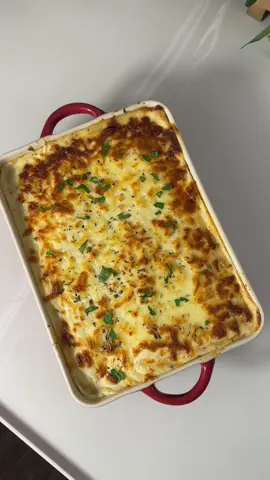 جربوها لذيذه راح تدمنونها🤤🔥🔥 الطريقه : حمست بصل وثوم وفلفل  ومعجون الطماطم ومعجون فليلفه🤩 وبهارات حطو البهارات الي  تحبون  انا حطيت فلفل اسود وبابريكا وكيجن وملح  وبعدها حطوو التونه وملعقه جبن سايل  طريقه الباشميل : 50 جرام زبده وثلاث ملاعق دقيق ابيض  وكوبين حليب احمسي الدقيق مع الزبده لحد مايتشقر شوي وبعدها حطي الحليب وحركي زين اذا تكتل اخلطوه بالخلاط عادي و   حطيت عليه فلفل اسود وشوي كريمه طبخ او قشطه وملعقه جبن سائل ورشه ملح . بعدها  بصينيه الفرن حطو شوي من البشاميل ووفوقها المكرونه وحمسه التونه ونغطيها بالباشميل وجبن الموزريلا وبالعافيه❤️#foryou #بشاميل #وصفات #وصفات_سهله #اكسبلور 