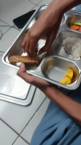 parah si parah belum mateng udah di kasihin buat di konsumsi anak sekolah sangat tidak rekomendasi ini gimana kalo kita mengalami keracunan aduh @partaigerindra @kemkomdigi @dpppdiperjuangan   #fyp #mbgberacun #parah #harusviral #viral 