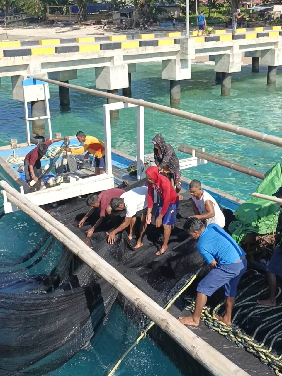 Dari jaring dan kail yang ditarik nelayan, roda ekonomi desa berputar. Perikanan tangkap bukan hanya menangkap ikan, tapi juga harapan 👏 #nelayan #morotaipride🔥💫🏝 #malukuutara #fypシ゚ #fypdong 
