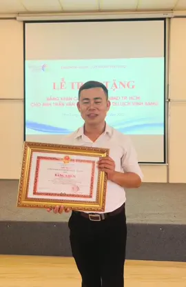 🎊🌟Ngày 13.10.2025, tại khu du lịch Vinh Sang ( BenThanh Tourist chi nhánh Vĩnh Long) tổ chức buổi lễ cho ông Trần Văn Hiếu (Thúy Liễu), vinh dự đón nhận: 🥇Bằng khen của Chủ tịch UBND TP.HCM – đã có thành tích trong công tác 2 năm liên tục ( 2023, 2024 ). Góp phần tích cực trong phong trào thi đua của Thành phố. 👍Mỗi bằng khen được trao là thành quả cho sự nỗ lực không ngừng của tập thể, cá nhân, cán bộ nhân viên trên hành trình sáng tạo giá trị, góp phần và xây dựng phát triển bản thân, khu du lịch Vinh Sang và mái nhà chung BenThanh Tourist! ✨ Bằng khen không chỉ là niềm tự hào mà còn là động lực mạnh mẽ để ông Trần Văn Hiếu tiếp tục bứt phá trong giai đoạn tới và chung tay trong phong trào thi đua của TP HCM.  #khudulichvinhsang #huongdanviendulich #xuhuong #giaitri #vairal  @Thuý Liễu - HDV KDL Vinh Sang 