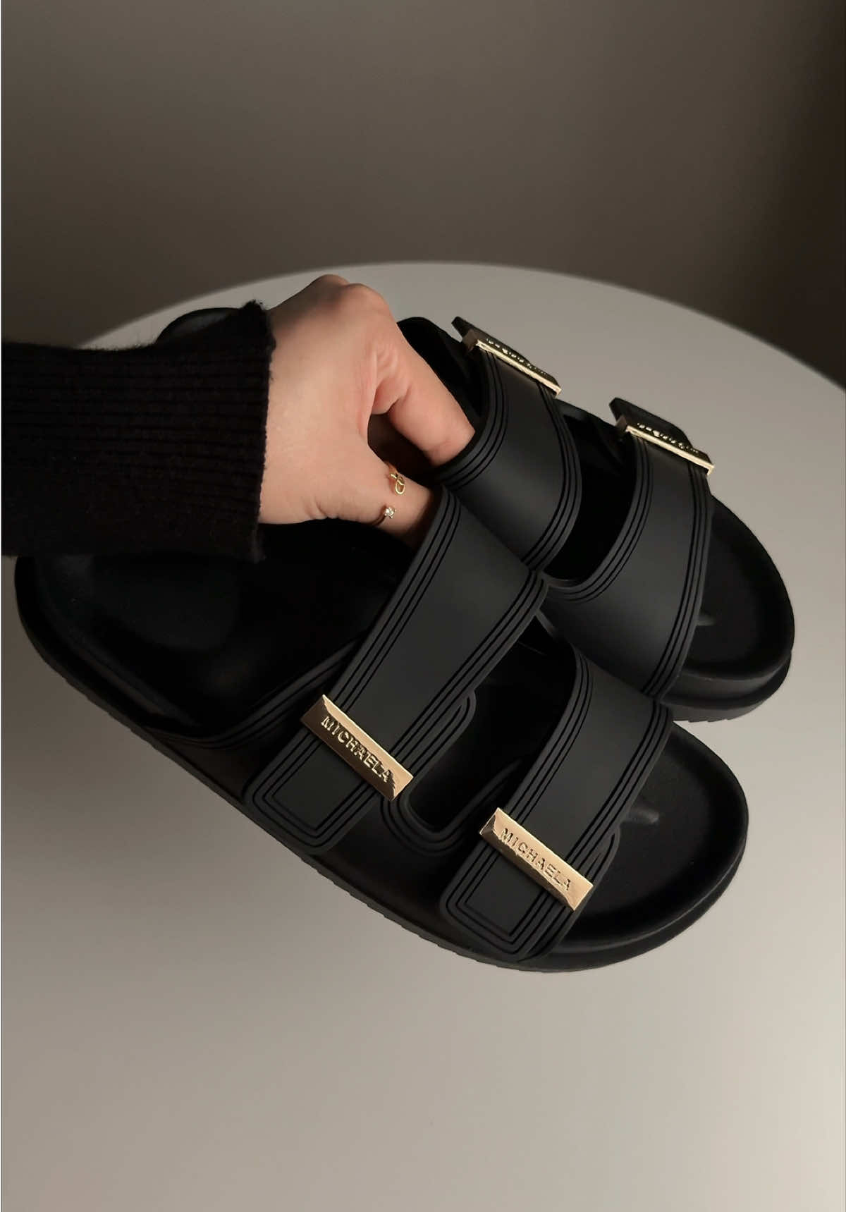 my new everyday comfy sandals from @MICHAELA 🖤✨ #blacksandals #slippers #sandalsforwomen #sandalsrecommendations #richtitaoutfits 