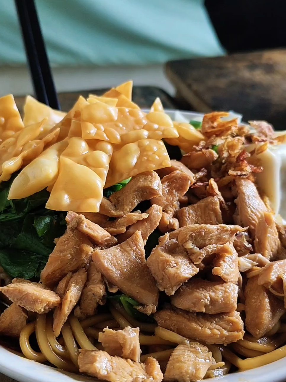 Mie ayam viral depan Telkom Tulungagung (utara jalan) Cuma 10k, tapi porsinya kaya lagi dikasih ujian hidup, banyak bet dah 😭 Katanya resepnya ngawur, tapi lha kok enak. btw buka siang sampe abis, kalo abis ya nasib 🥲 #kulinertulungagung #kuliner #mieayam #mieyamin 