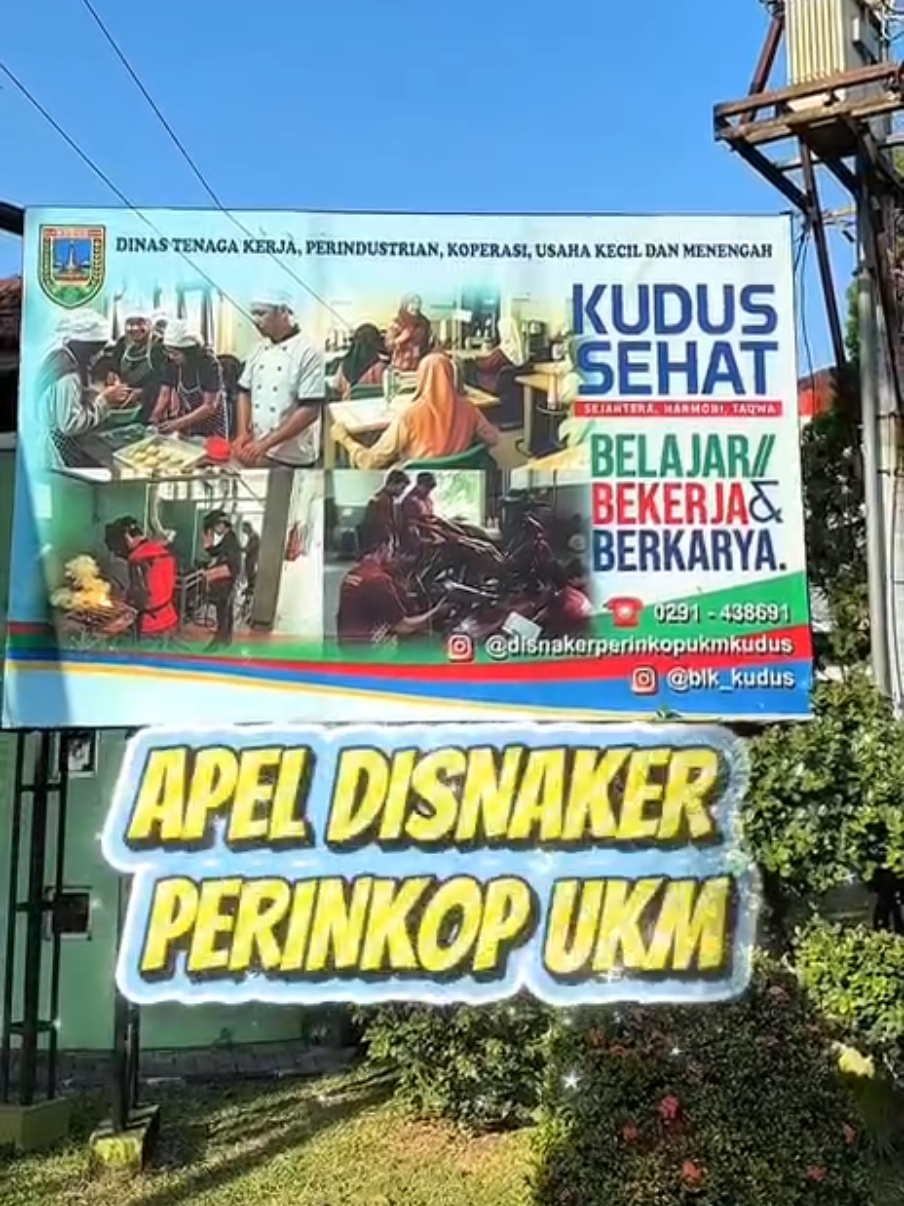 Bupati Kudus Sam’ani Intakoris memimpin apel pagi di Dinas Tenaga Kerja, Perindustrian, Koperasi, dan UKM Kabupaten Kudus, Selasa (14/10/2025). Dalam arahannya, Bupati menekankan pentingnya semangat pelayanan bagi ASN untuk terus hadir melayani masyarakat dengan sepenuh hati. Pihaknya juga mengingatkan agar seluruh jajaran mendukung program pemerintah pusat Koperasi Desa Merah Putih, di mana ASN diwajibkan menjadi anggota sebagai bentuk komitmen terhadap penguatan ekonomi kerakyatan. Bupati menegaskan bahwa UMKM merupakan garda terdepan dalam menopang perekonomian daerah. Pemerintah berkomitmen memberikan kemudahan bagi pelaku usaha, mulai dari proses perizinan hingga perluasan akses pemasaran. Sam’ani juga berpesan agar komunikasi dengan perusahaan terus dijaga dengan baik sehingga tidak terjadi pemutusan hubungan kerja. @SAI-Inovasi 
