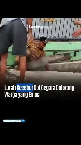 Seorang Lurah di Kota Medan menjadi perbincangan setelah dirinya tercebur ke parit. Bukan tanpa alasan lurah tersebut tercebur ke parit. Dia diduga didorong warga yang protes. Lurah itu diketahui M Fadli. Dia memimpin Kelurahan Perintis, Kecamatan Medan Timur. Dia tercebur ke parit saat melakukan penertiban ‘polisi tidur’ atau tanggul jalan (speed bumps) di Jalan Madupuro, Senin (13/10/2025). Video Fadli tercebur ke parit viral. Dia tengah mempertimbangkan aksi warga itu untuk dibawa ke ranah hukum. #news #fypシ #entertainmentnews #fyp #tiktoknews 