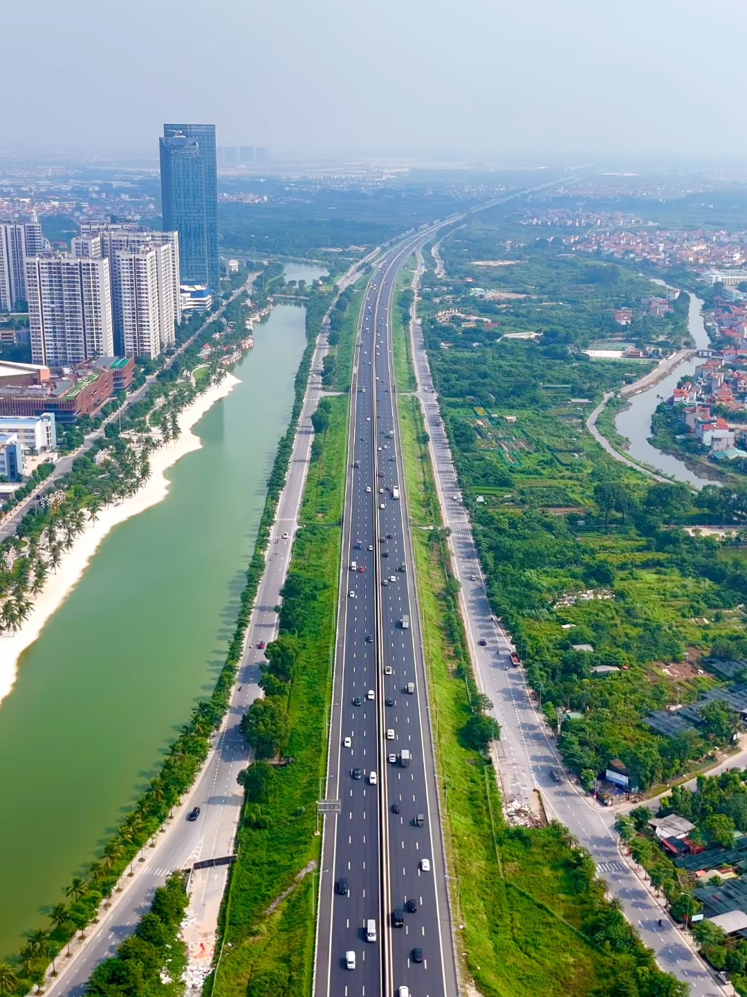 Cao tốc Hà Nội Hải Phòng bên trái là khu đô thị Vinhomes Ocean Park.