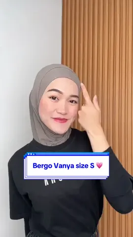 Cakep polll! Bergo Vanya size S nemplok di kepala, plus sekarang ada teknologi karetnya💓 Anti bulky, nyaman seharian dearr✨ #hijabinstan #bergovanya #kalishaxmima #fyp 