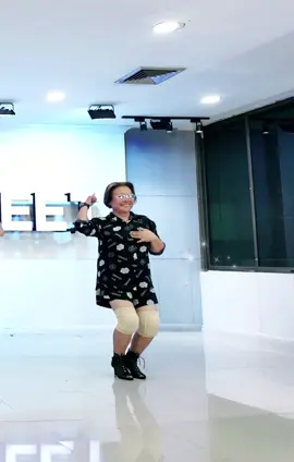 คลาสครูวุ้นเส้นสาวน้อยจอมพลัง สวยงามเลย ป้าวัย58เต้นได้ขนาดนี้ต้องขอบคุณคุณครูดูแลดีตลอดดด  รอดทุกคลาสเลิฟ เลิฟ❤️#เทรนด์วันนี้ #นักเต้นรุ่นใหญ่วัยกระเตาะ🥰🥰❤️❤️ #ครูนาฏศิลป์ไทยน่ารัก 