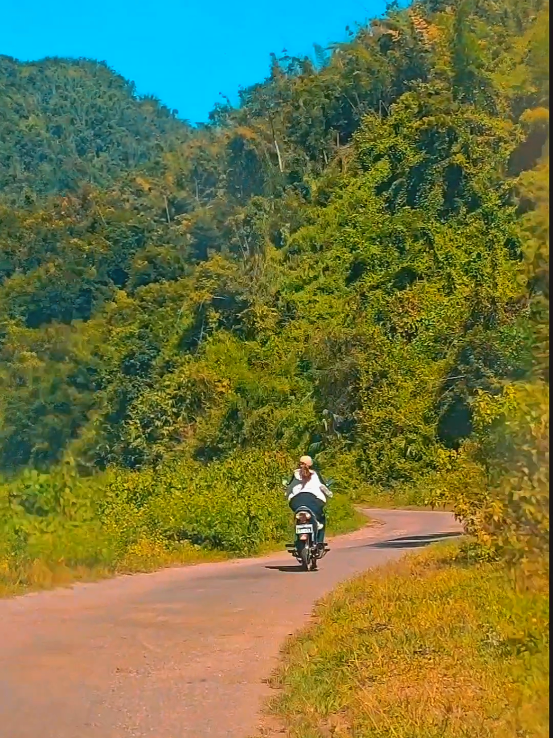 #manton #namtu နမ္မတူ-မန်တုံ လမ်းမှာ တွေ့ခဲ့တယ်ကောင်မလေးဗျာ အရမ်းချစ်မိနေလို့ သိရင်ပြောပေးကျပါအုန်း😍😁.