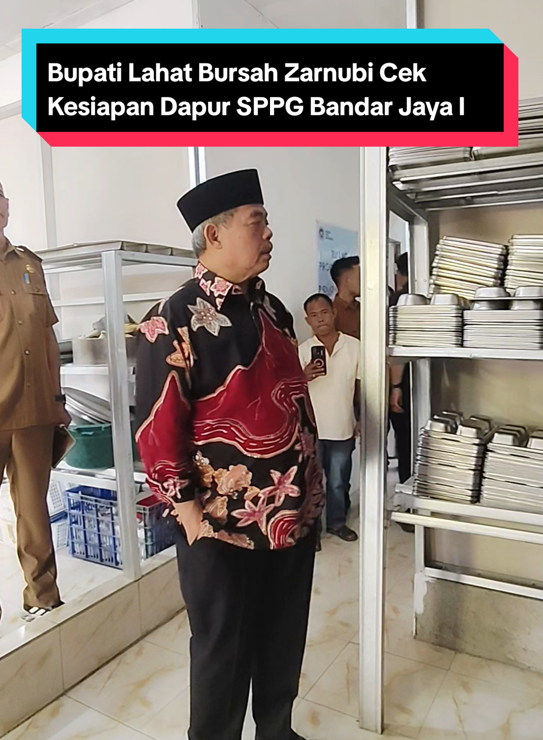 Bupati Lahat, Bursah Zarnubi mengecek dapur Satuan Pelayan Pemenuhan Gizi (SPPG) yang belum beroperasi di JL. Beringin Blok C Bandar Jaya Kecamatan Lahat, Kabupaten Lahat, Selasa 14/10/25). Pengecekan tersebut untuk memastikan program makan bergizi gratis berjalan sesuai standar keamanan pangan dan kelayakan higienis, serta mendesak agar dapur segera dilengkapi sertifikat laik higienis sanitasi (SLHS) dan sertifikat halal sebelum beroperasi untuk mencegah keracunan makanan. “Untuk mendapatkan Sertifikat Layak Higiene Sanitasi (SLHS), atau dokumen resmi yang menjadi bukti bahwa usaha makanan dan minuman telah memenuhi standar kebersihan dan sanitasi pemerintah,” tambahnya. Menurut Bupati BZ, kondisi SPPG dengan nomor registrasi Bandar Jaya I yang dikunjunginya dalam keadaan baik. Terpantau media ini dilokasi, Bupati tampak mengecek seluruh ruangan, mulai dari ruangan masak hingga penyediaan makanan. #KABUPATENLAHAT #MENATAKOTAMEMBANGUNDESA #BUPATIDANWAKILBUPATILAHAT #bursahzarnubihwidianingsih #CINTAIRAKYATSAYANGILAHAT 