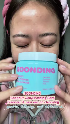✨ A cleanser that feels as good as it looks ✨ Meet SOONDING Coconut Jelly Pudding Pore Cleanser — a new era of cleansing that’s gentle, bouncy, and effective 🍃 From jelly to soft foam, it melts away dirt, unclogs pores, and leaves your skin clean, calm, and comfortably soft. 💧 PHA to refine pores 🌿 Panthenol to soothe 🧬 Peptides to boost elasticity Clinically tested, vegan, and made for sensitive skin 💖 @Soonding 🩷🩵 #soonding #jellycleanser #koreanskincare #glassskin #sensitiveskin @nurilounge.official  @nurilounge.kr