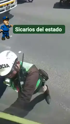 ¿Los policías son delincuentes? Últimamente se está viendo que la policía lejos de ayudar a la gente la perjudica, en este escenario vemos como quieren destruir su camión  #policia #pnp #perú #corrupto 